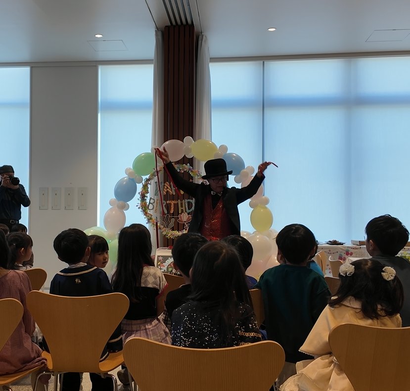 誕生日会でのマジックショーの様子