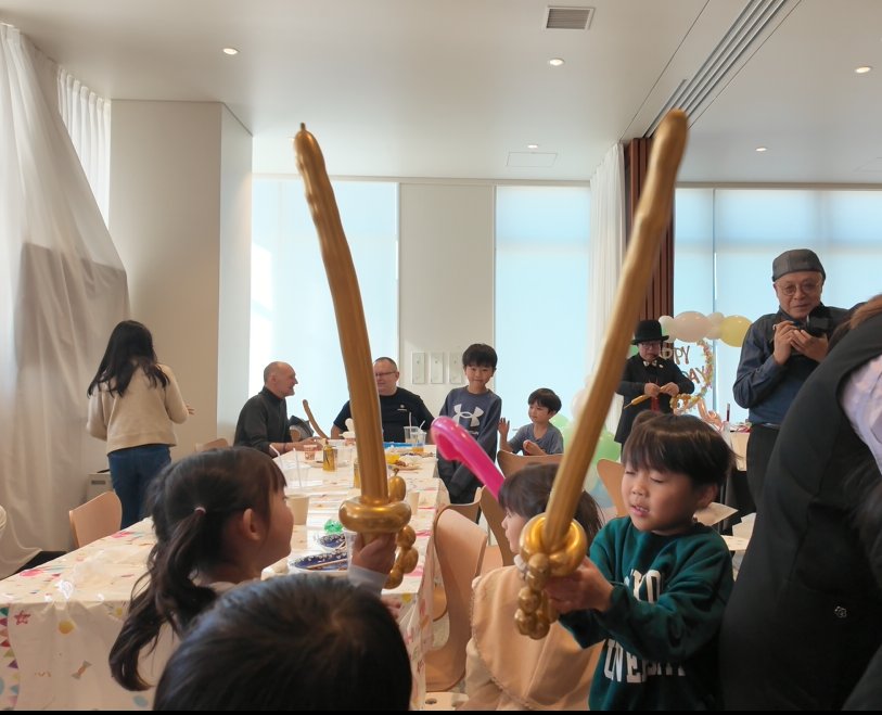 バルーンの剣で遊ぶ子どもたち