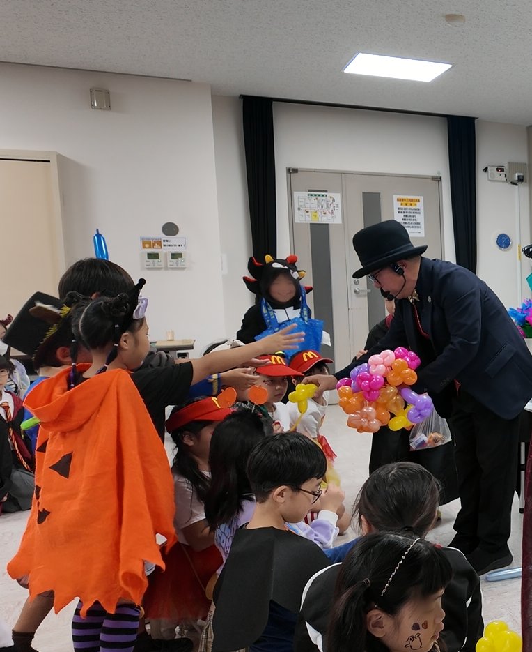 子どもたちにバルーンアートを配る様子